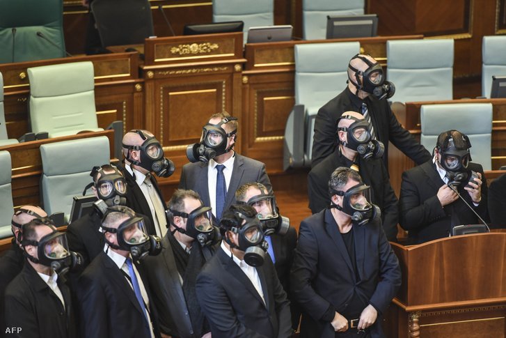 kosovo-parliament-mps-gas-masks2