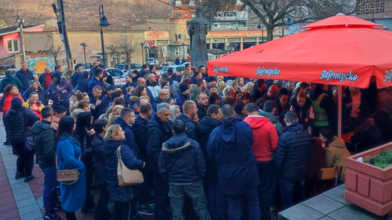 Perfundon-mbledhja-e-nenshkrimeve-per-largimin-e-kryetareve-shqiptare-ne-veri-Insajderi.org_