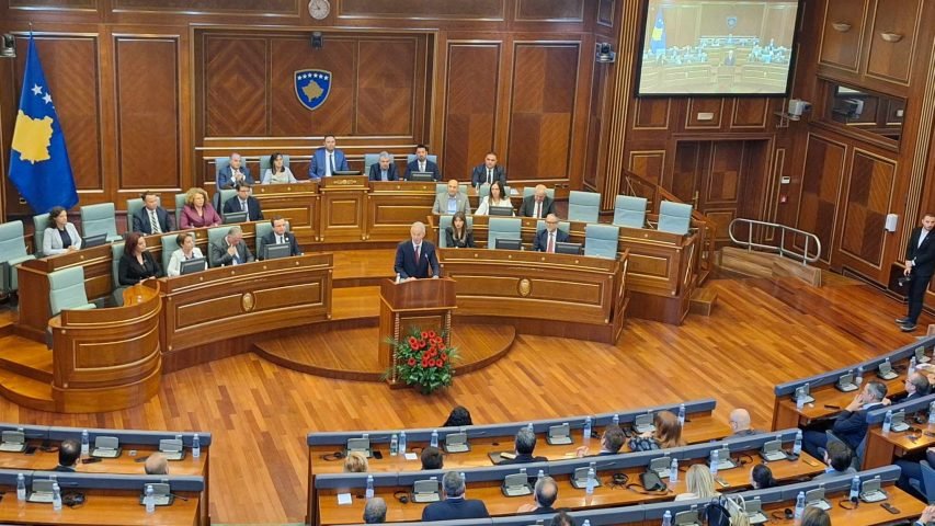 Blair-ne-Kuvend-Kujtojme-te-gjithe-ata-qe-dhane-jeten-per-Kosoven-e-lire-Insajderi.org_